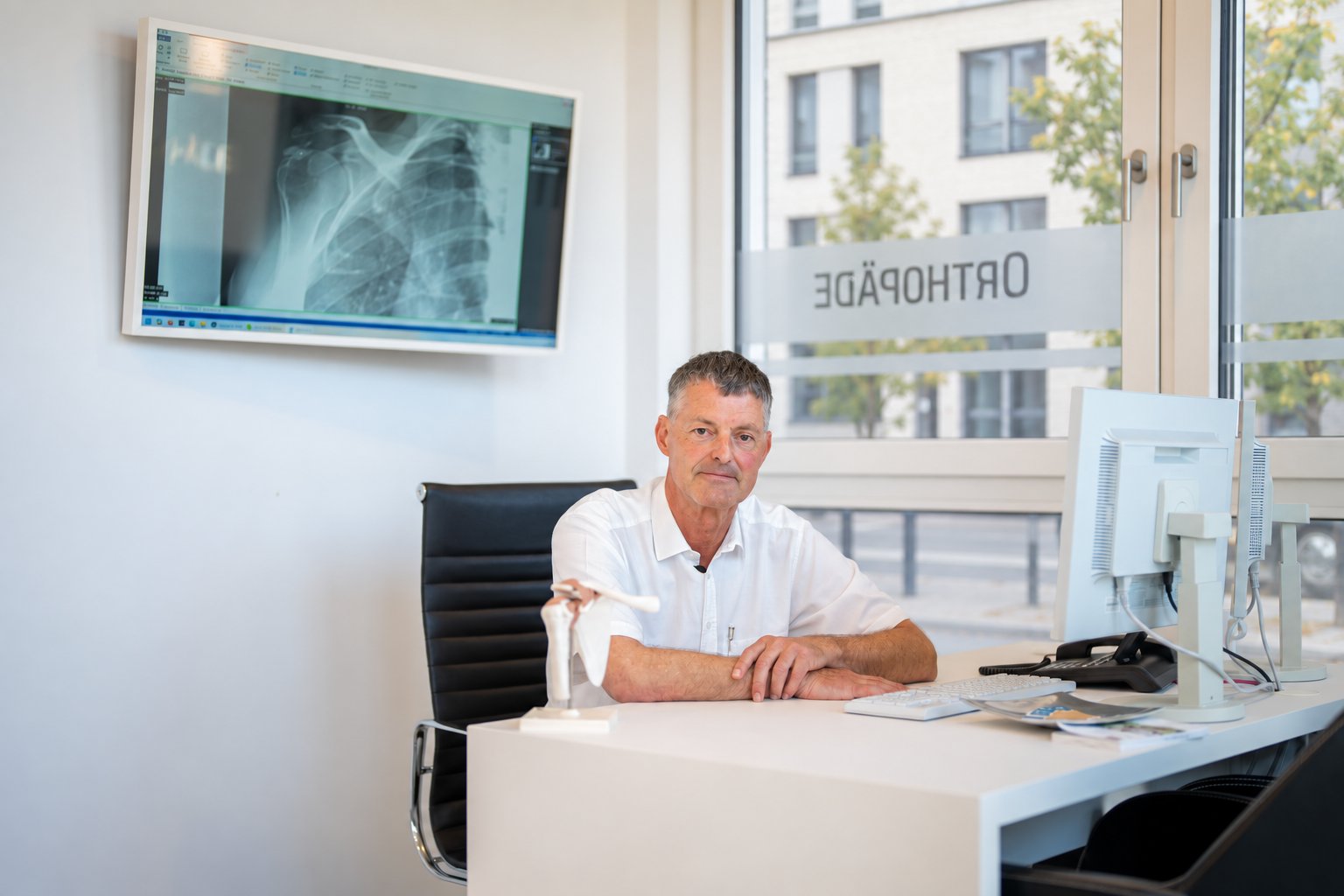 Dr. Knut Bär beurteilt eine Röntgenaufnahme