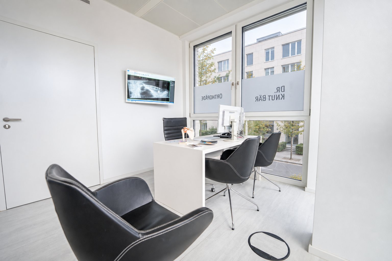 Sprechzimmer mit Blick ins Grüne